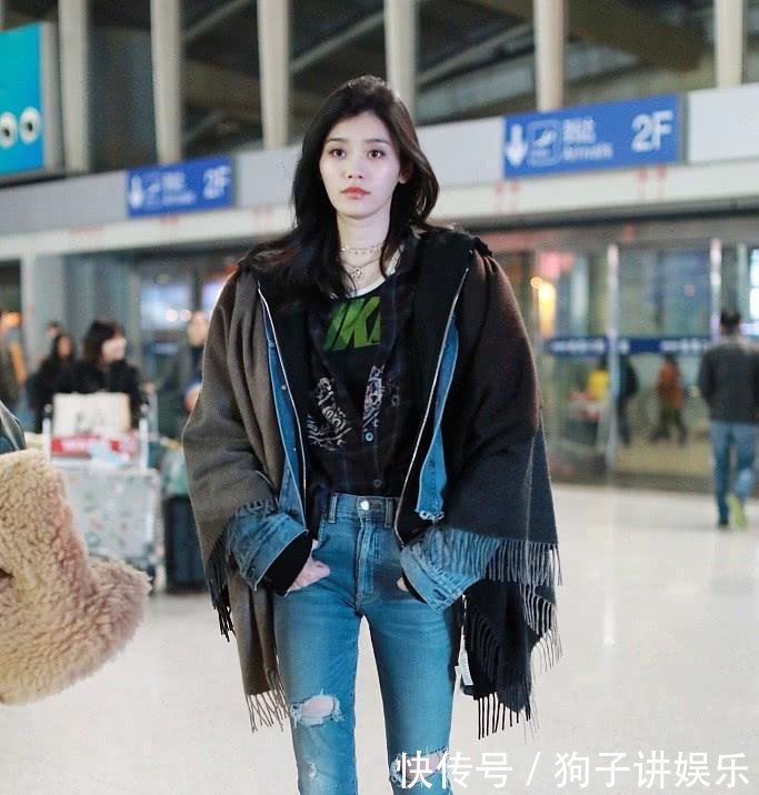 奚梦瑶胆真大! 在牛仔外套穿披肩, 网友: 个子高就是敢穿!