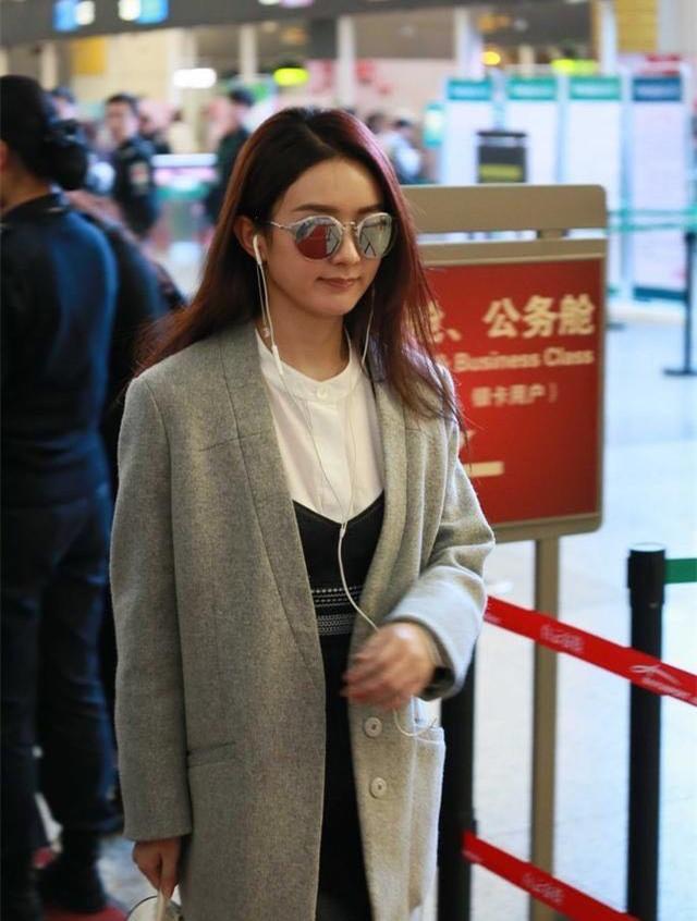 赵丽颖身穿灰色长款大衣内搭衬衫裙,造型非常