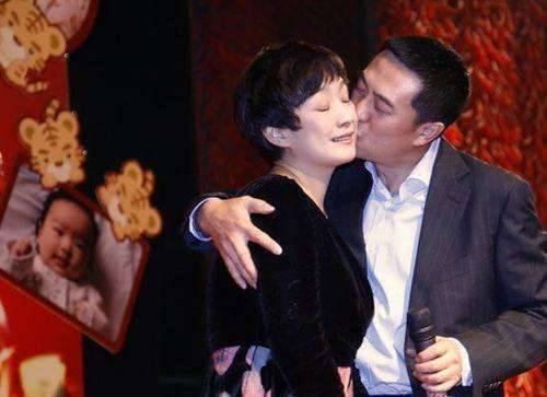 张嘉译拍吻戏怒提离婚的消息都是造谣啊！人家幸福的很呢！