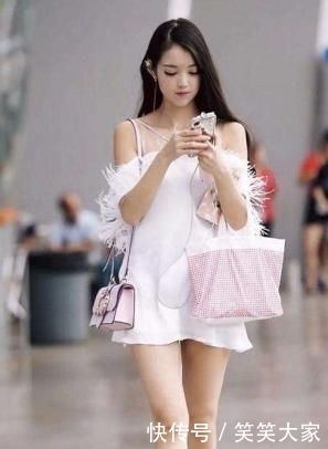 「 优美」走在街上彰显年轻女人的优美身姿，绝美的气质美女