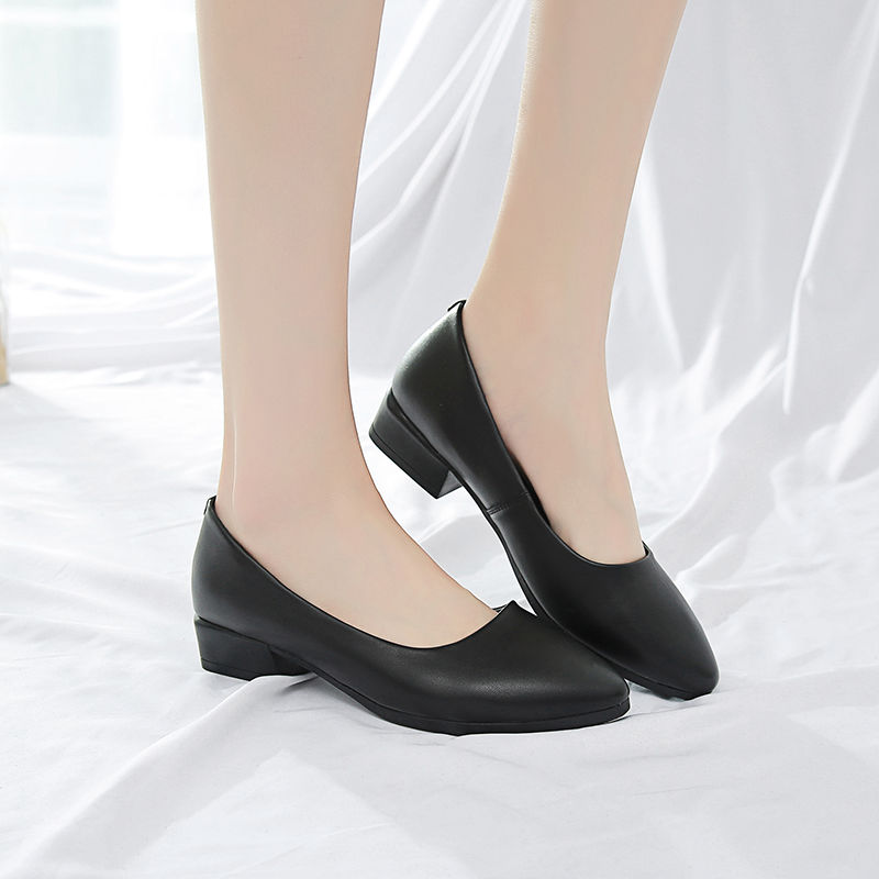 女人别老穿高跟鞋了，先时兴“平底鞋”舒适不臭脚，行走0负担