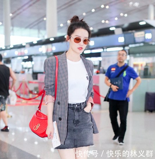 李沁有80斤这么紧的短裙都塞得进去，网友再胖一点都穿不下