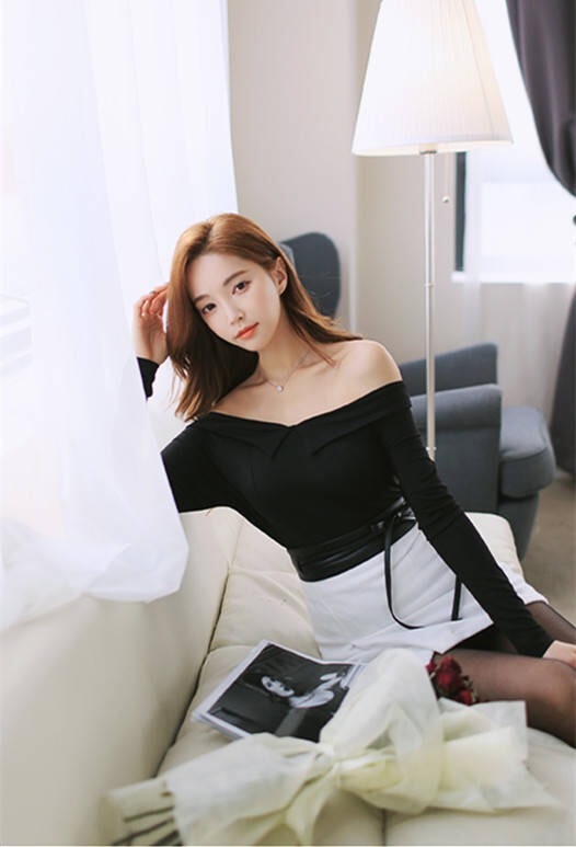 黑色紧身上衣搭配白色短裙，展示好身材，性感美