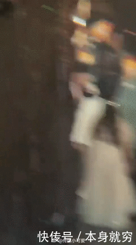 何炅穿越人群拥抱谢娜