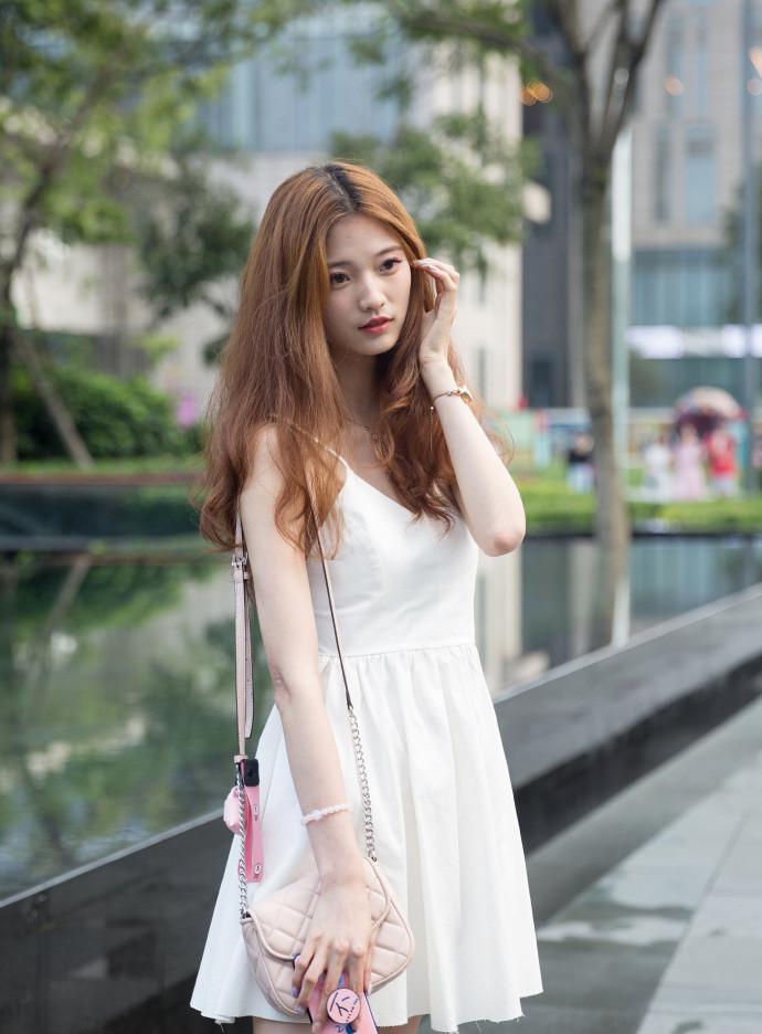 路人街拍：小姐姐是白色控和粉色控吧，吊带短裙无比清爽