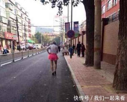 大街上遇见一位穿粉色短裙的大爷，是的你没看错，就是大爷