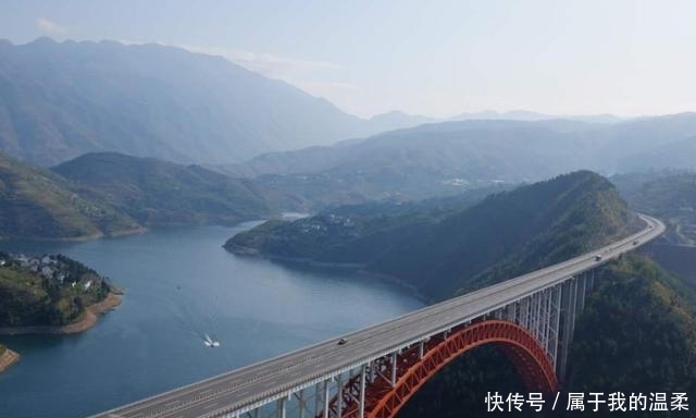  大脚：国内首条不设收费站的高速来了，全程不限速，大脚油门随