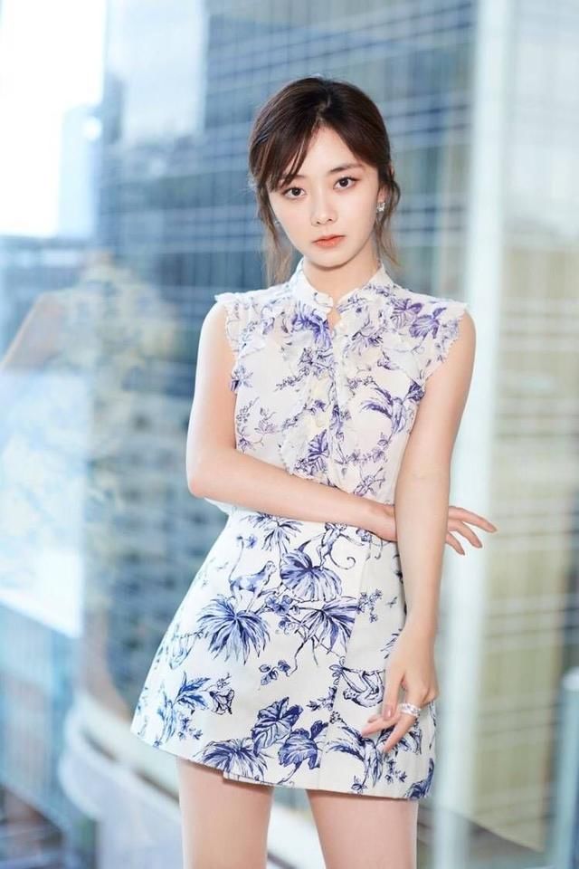 谭松韵穿露背装无性感加层，但红唇加分，网友：还是适合少女风！