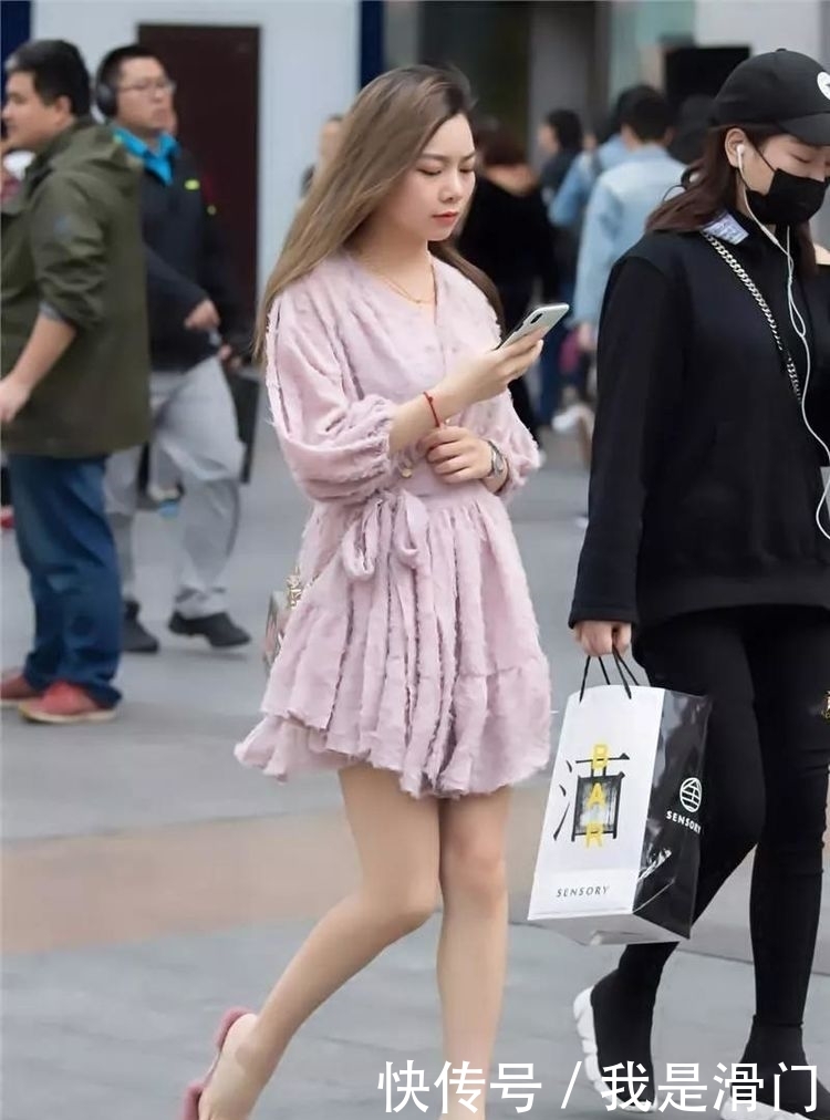 「热裤」街拍:时尚潮流的热裤,穿在身上拉高你的腿型,展现迷人的身材