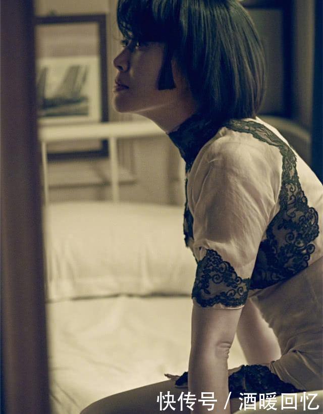 许晴真厉害! 穿的开叉旗袍都快摇摇欲坠 网友: 这尺寸就没人管管?