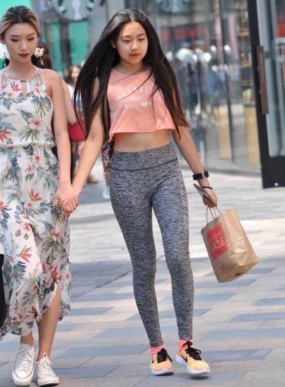 别致时髦的紧身打底裤打扮,让小姐姐释放青春魅力，令人倾心！