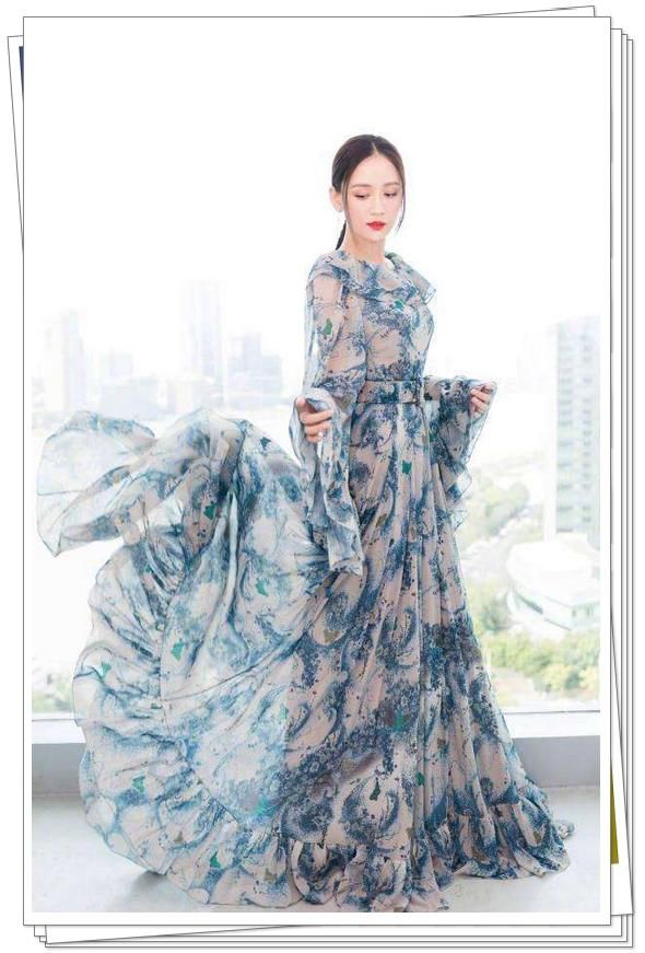 39岁陈乔恩机场穿一件长款白衬衫似路人，网友：可惜了好身材！