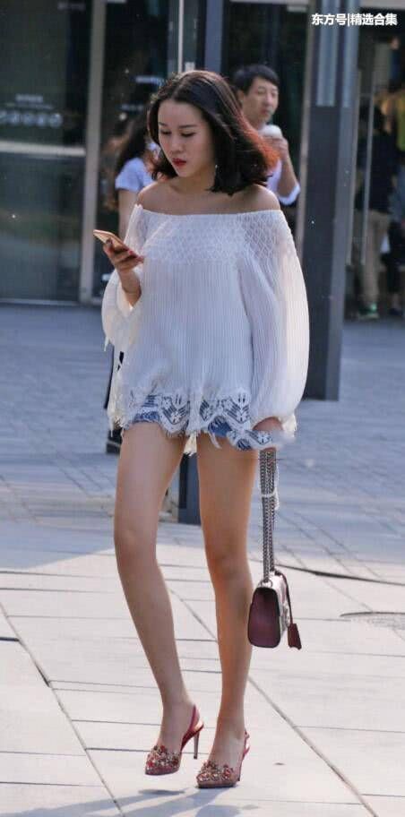 街拍:秀丽小姐姐穿上蓝色短裤秀出又长又白又直的美腿，十分吸睛