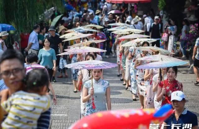 长沙再次实力圈粉！烈士公园都是人山人海！今天你在哪个景点排长