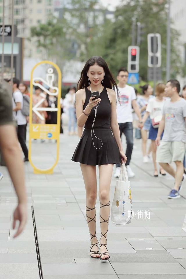 街拍：小美女清纯娇美出众魅力，初恋的味道！