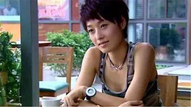 “吊带裙、牛仔裤、拖鞋”的标配，让她自称是“批发商”！