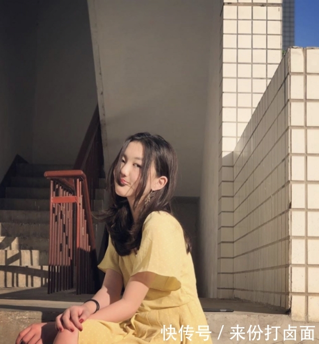 「 王菲」打扮成熟有气质，不愧是天后的女儿，13岁李嫣自信不输王菲