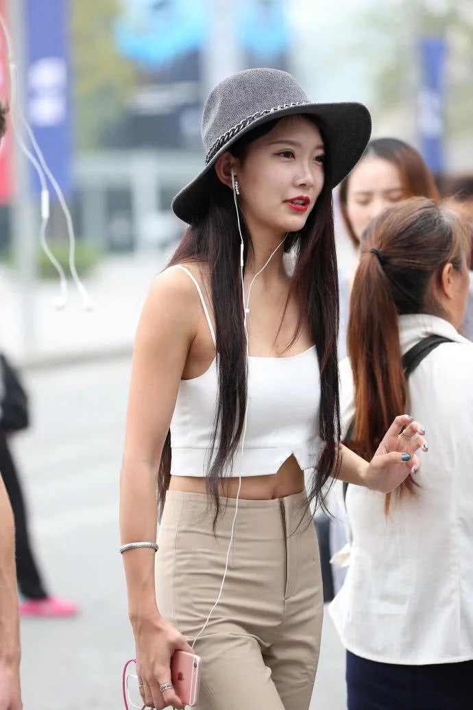 时尚御姐性感抹胸裹出婀娜多姿的身材，走起路来左右摇摆