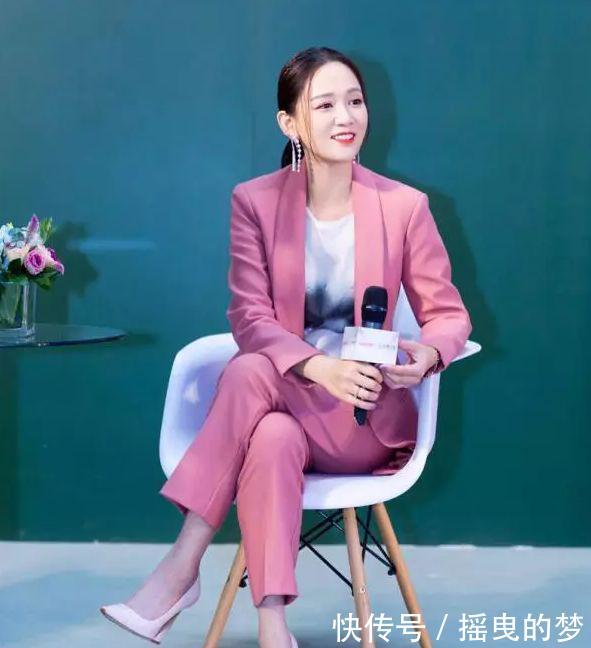 陈乔恩穿粉色西装似少女，脚上鞋跟“倒”着穿，网友：太会玩了