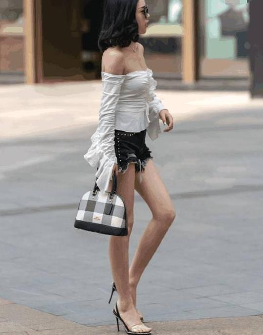 白色紧身t恤,搭配高腰黑色牛仔裤,好身材尽显！