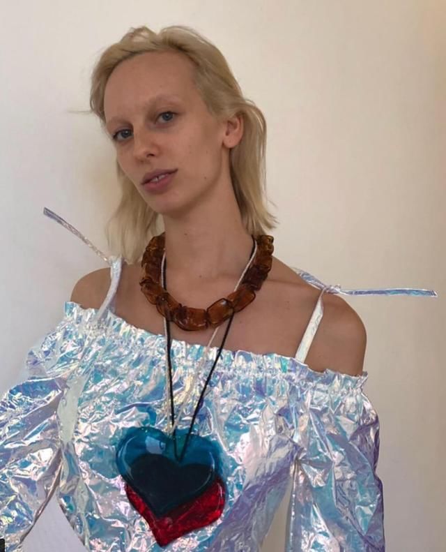 101女孩的少女感，原来靠这些“塑料”单品就能get？