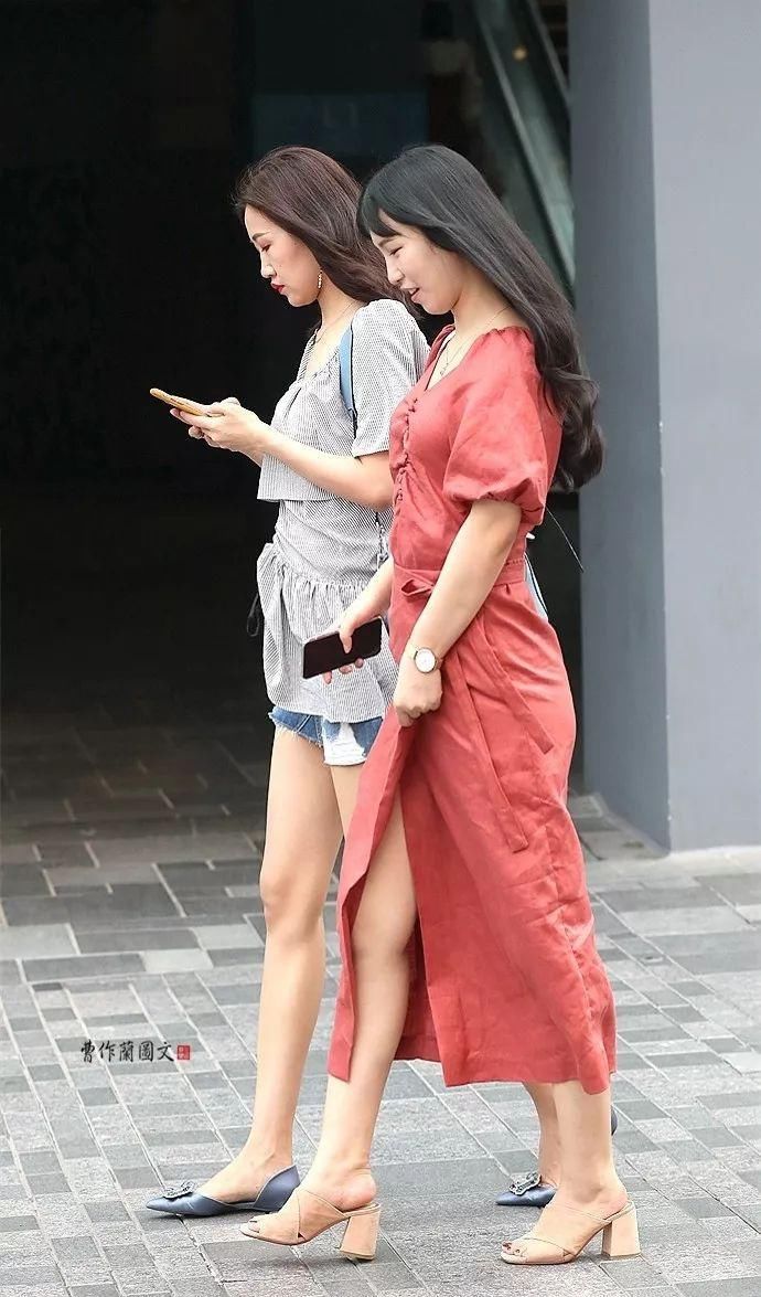 街拍:不敢让男友看到的漂亮闺蜜