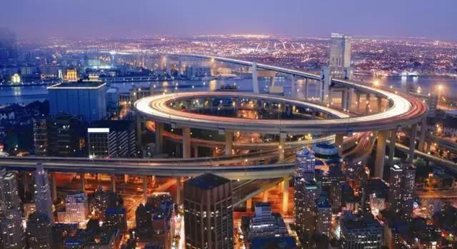 印度姑娘问中国游客：我们印度人人都有手机，你们中国有吗？