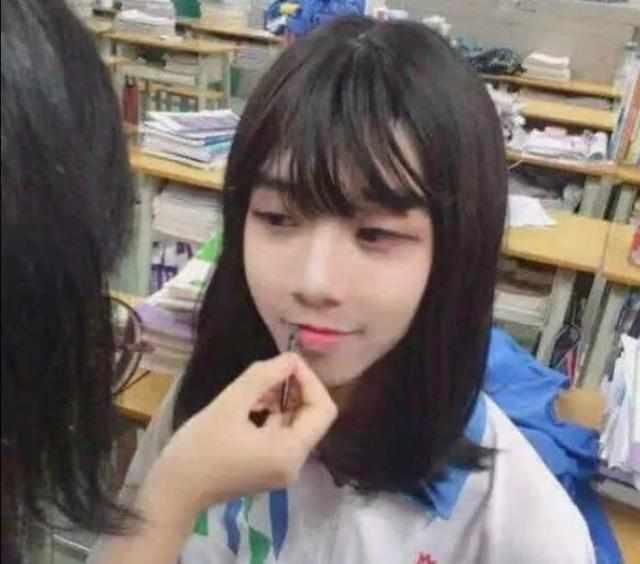 女生给男同桌化妆，结果太惊艳，竟然忍不住的亲了一口，厉害了!