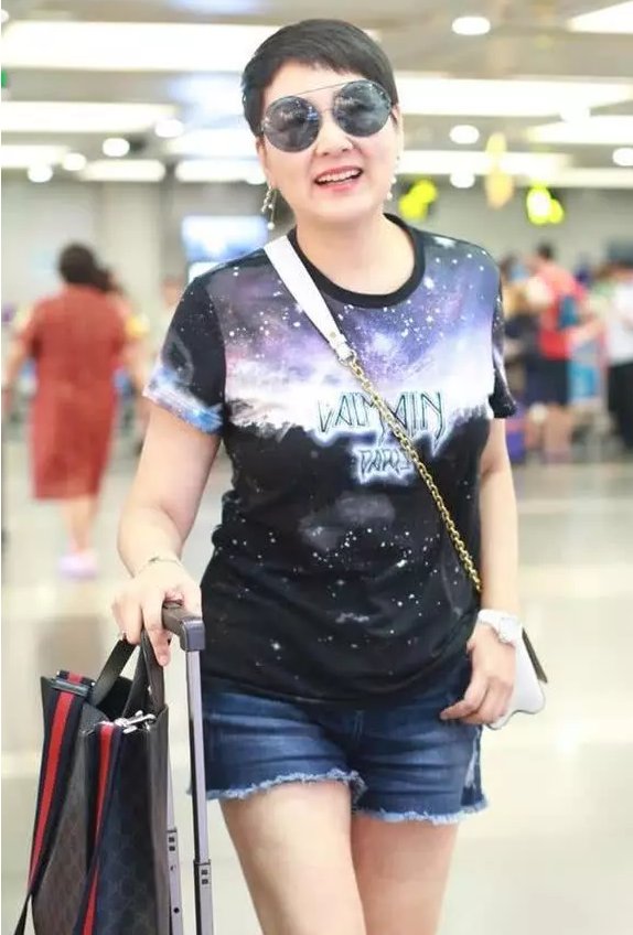 张凯丽真有勇气，又穿这么短的短裤出门，哪个55岁奶奶敢这样穿