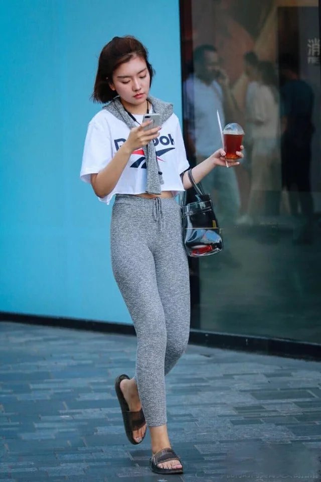 气质小姐姐灰色紧身裤勒完美线条，白色漏脐T恤清纯上街，气质不