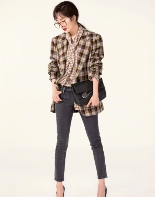 杨幂是借了村支书的衣服穿？普通人这么穿估计像七八十岁的大妈！