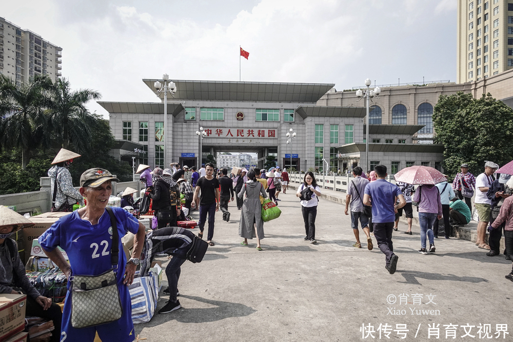 中越交界的东兴口岸，越南妇女把中国货品拆散运出，像蚂蚁搬家