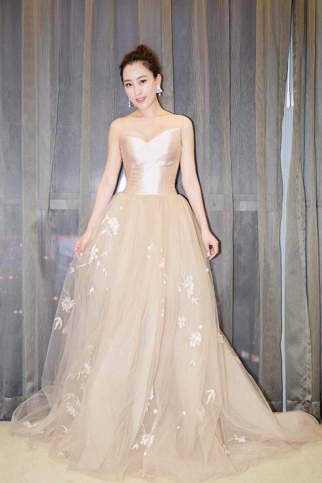 马苏胆真大！这么显胖的星星裙也敢穿，网友：范冰冰也撑不起来！