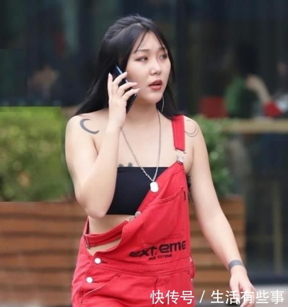 『衬衫』街拍:天生丽质的小姐姐,一件白色衬衫配牛仔裤,时尚窈窕好身姿