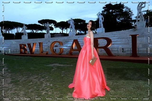 当林志玲穿抹胸裙遇上舒淇，才知道原来性感和妩媚完全不是一回事