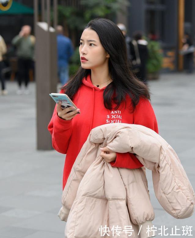  「针织」街拍；高光羽绒服搭配针织外套和紧身裤，尽显腿部线条的美感