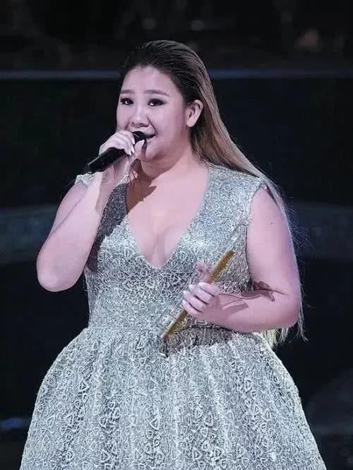  不住@郑少秋女儿胖到收不住？皮肤再好也圆成球，好在气质没变化！