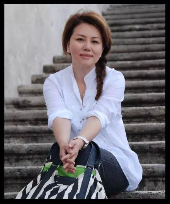 肖晓琳长相温婉大气,很是漂亮,在央视美女中可以排前十,工作中的肖晓