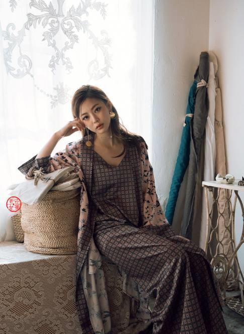 聚光灯下：身形柔美的美少女，穿着复古目光诱人，眼神很妩媚