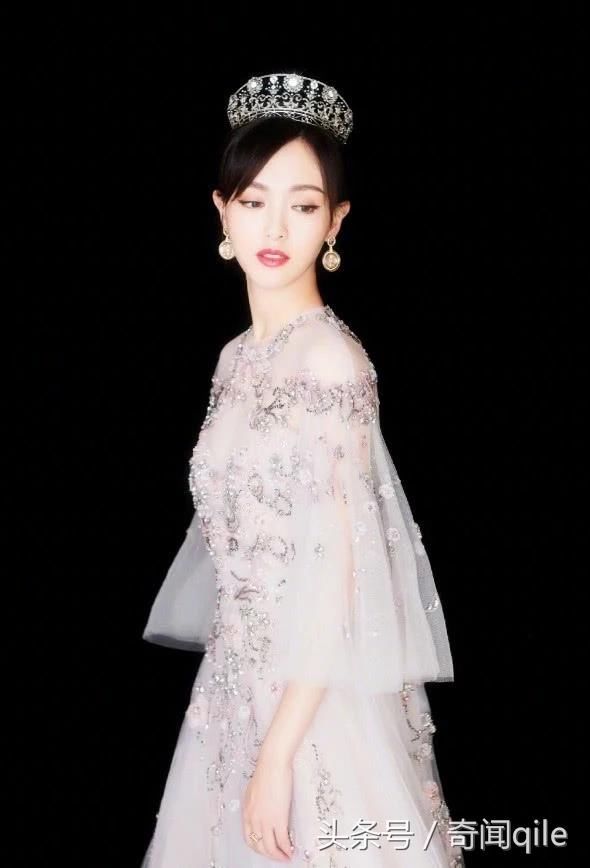 唐嫣为彰显女王气质，在头上顶个“碗”，真想问问她重不重？