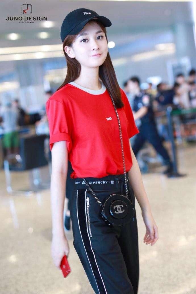 乔欣不过把T恤往裤子里塞，腰细了还不算，172的腿仿佛要戳破屏幕