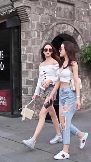  #漂亮#女人怎样才能穿得既简单又漂亮，遵循这四条规律，充满了高级感觉