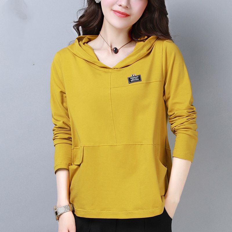 46岁老婆真会打扮!秋天穿这“卫衣+小脚裤”，洋气嫩美像30