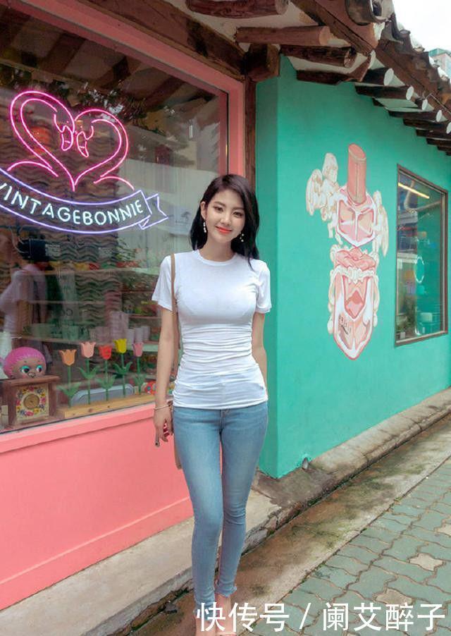  「加上」十分有魅力的牛仔裤美女，加上窈窕多姿的身材，时尚又靓丽！