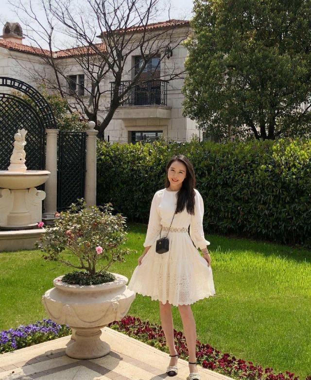  『奔四』奔四女性“装嫩”穿衣搭配，个性时尚又显年轻，时尚潮流精美又有女人气质
