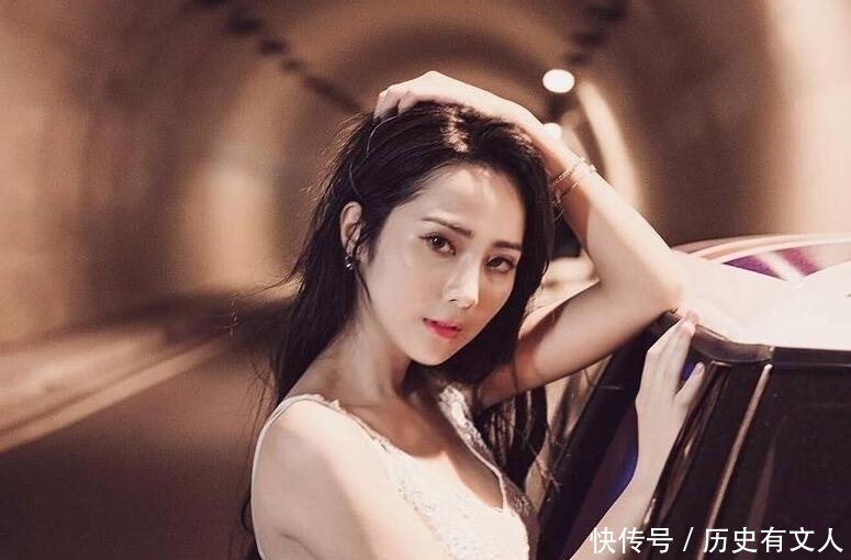 美女■90后时尚美女校花养眼私房写真