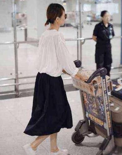 袁泉简约范儿现身机场，瘦成“纸片人”, 网友: 发型比唐晶美