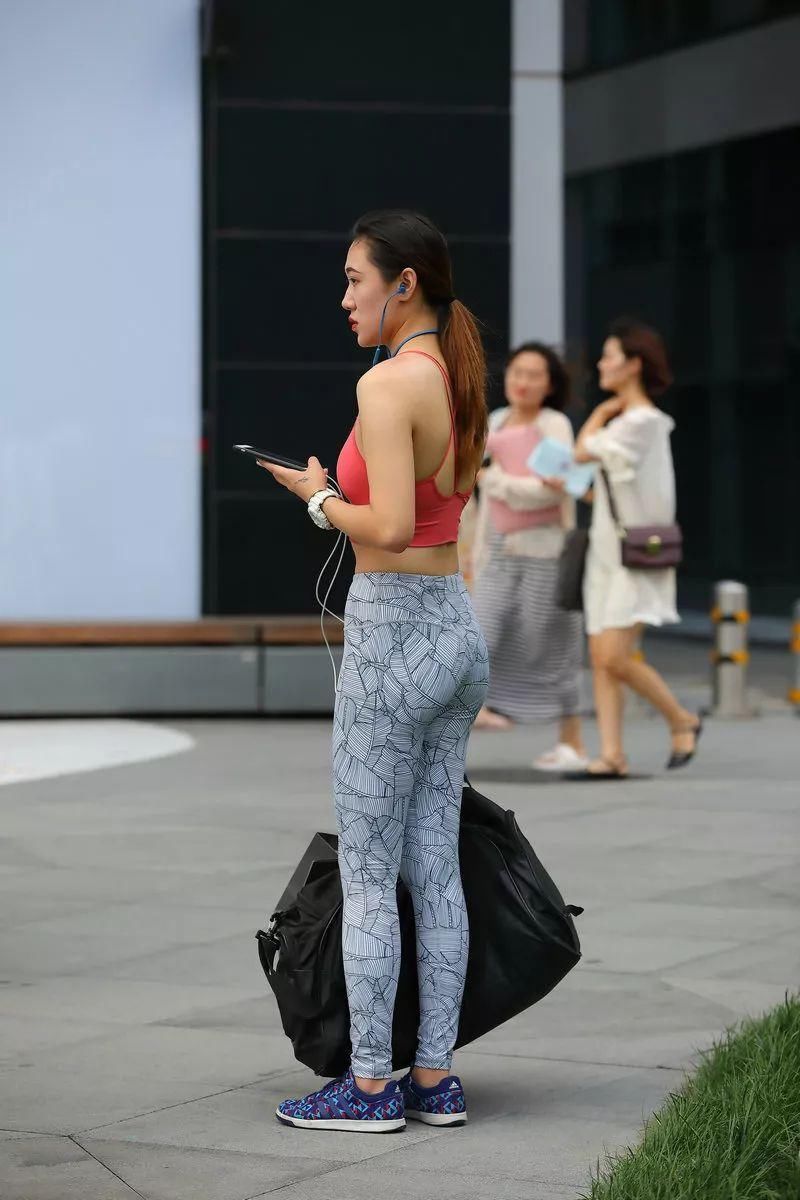 红色吊带露脐背心搭配灰色高腰紧身长裤，完美锁骨细腻柔软