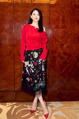 继赵薇瘦成小燕子，李湘又瘦成少女，频撩发显妩媚