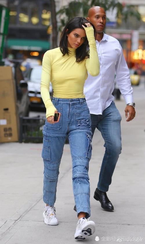 肯豆穿露背长袖真空出街，多兜的裤子会显的腿粗，模特也不例外